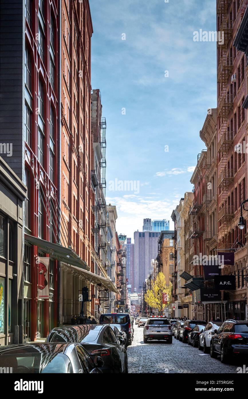 New York, USA - 23. April 2023: Typische Straße im East Village von New York City Stockfoto