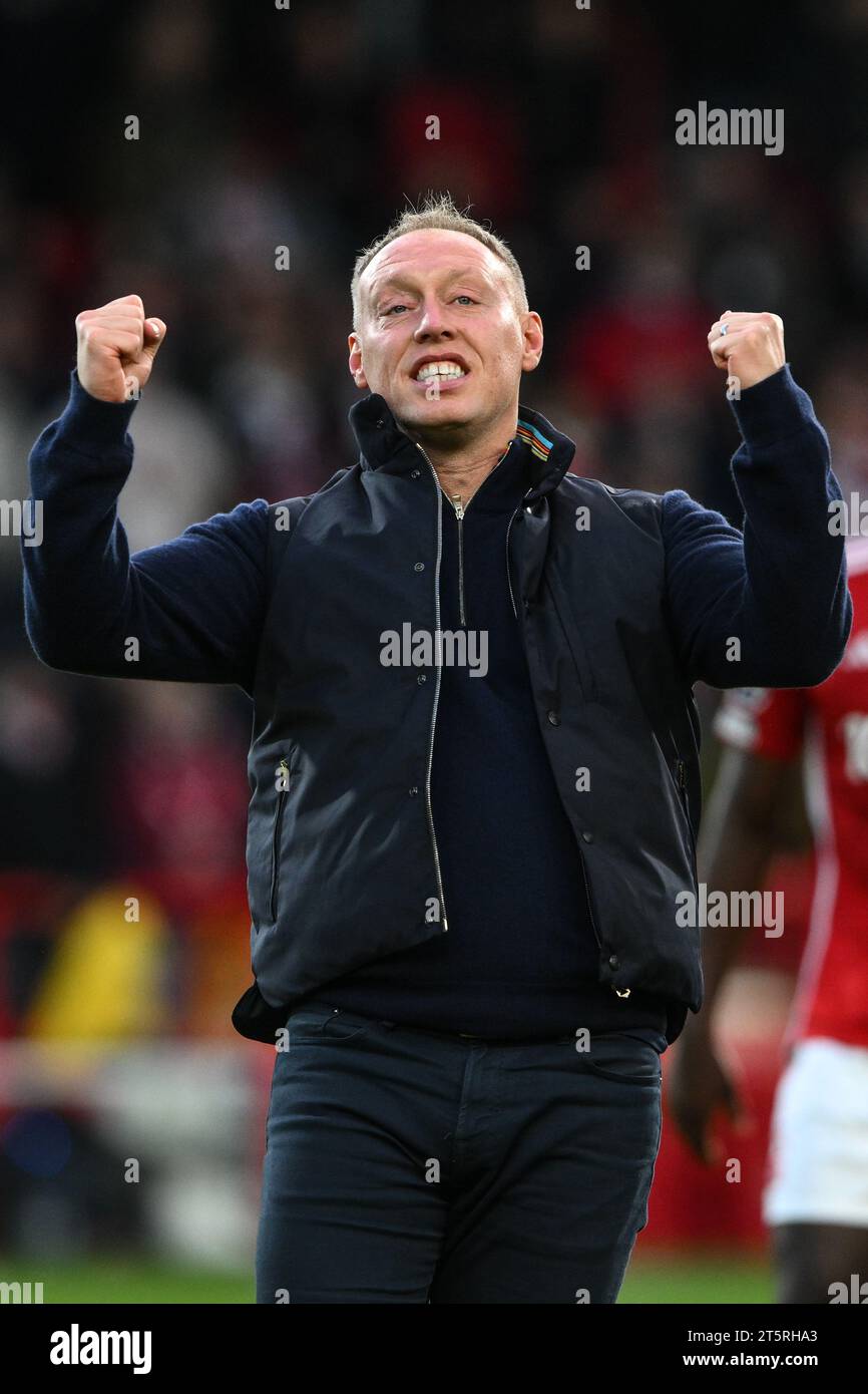 Steve Cooper, Cheftrainer von Nottingham Forest, feiert den Sieg beim Premier League-Spiel zwischen Nottingham Forest und Aston Villa am Sonntag, den 5. November 2023. (Foto: Jon Hobley | MI News) Credit: MI News & Sport /Alamy Live News Stockfoto