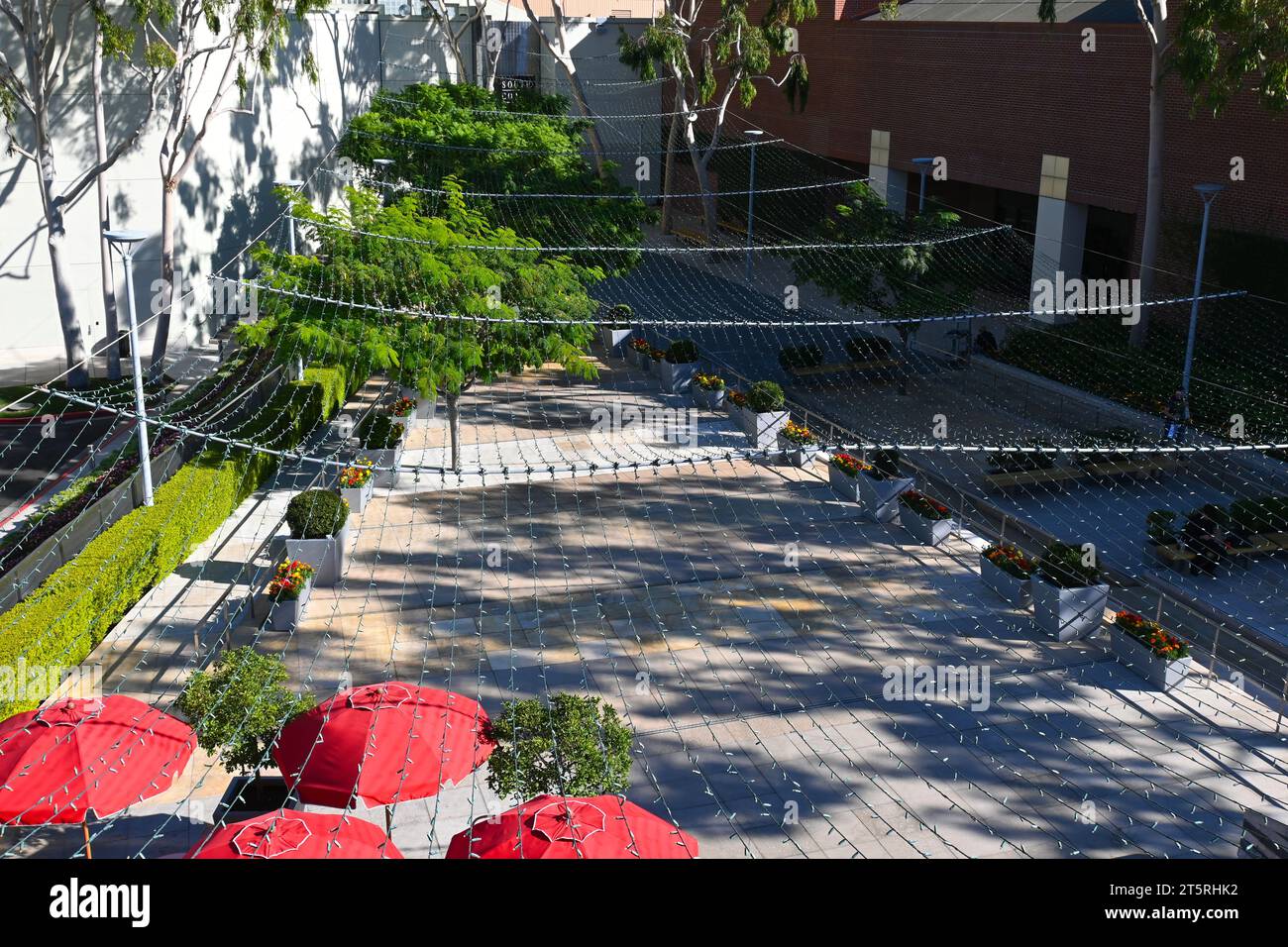COSTA MESA, KALIFORNIEN - 1. NOV 2023: Lichtdach über der Gartenterrasse am South Coast Plaza. Stockfoto