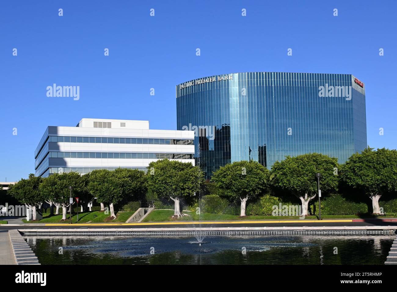 IRVINE, KALIFORNIEN - 1. November 2023: Gebäude der Pacific Premier Bank und Oracle im Gewerbepark Irvine Concourse. Stockfoto