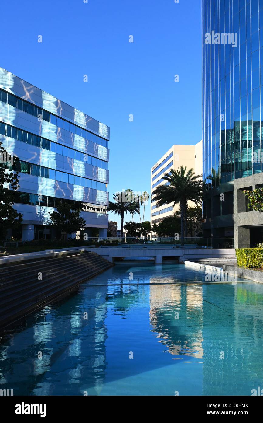 IRVINE, KALIFORNIEN - 1. November 2023: Pool Reflections im Concourse Business Park an der Main Street und von Karman Avenue. Stockfoto
