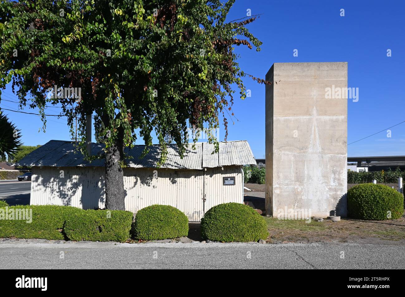 COSTA MESA, KALIFORNIEN - 1. November 2023: Schuppen bei Tanaka Farms Hana Field auf der Sunflower Avenue. Stockfoto