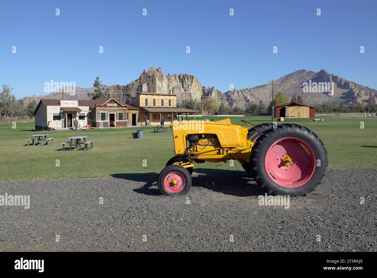 Ein alter gelber Farmtraktor schmückt das Gelände des Pumpkin Patch, einer großen Farm und Urlaubsstätte in der Nähe von Terrebonne, Oregon, und Smith Rock State Park. Stockfoto