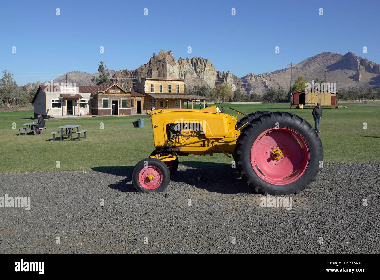 Ein alter gelber Farmtraktor schmückt das Gelände des Pumpkin Patch, einer großen Farm und Urlaubsstätte in der Nähe von Terrebonne, Oregon, und Smith Rock State Park. Stockfoto