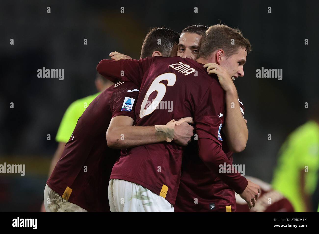 Turin, Italien. November 2023. Nikola Vlasic vom FC Torino feiert den Sieg 2-1 mit seinen Teamkollegen David Zima und Alessandro Buongiorno nach dem letzten Pfiff des Serie A-Spiels im Stadio Grande Torino, Turin. Der Bildnachweis sollte lauten: Jonathan Moscrop/Sportimage Credit: Sportimage Ltd/Alamy Live News Stockfoto