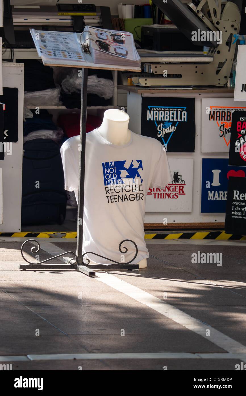 Ein Straßenverkäufer, ein Marktstand, ein Kiosk, der bedruckte T-Shirts verkauft Stockfoto