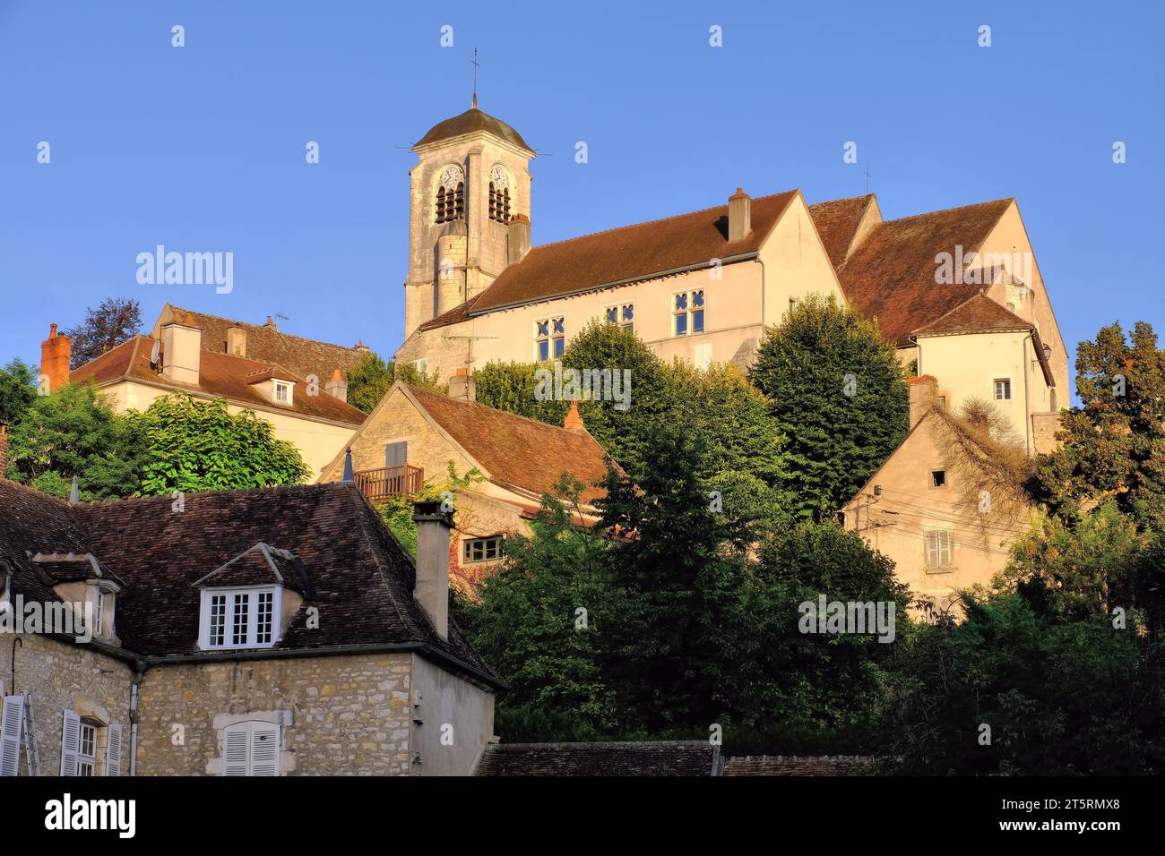 Chatel-Censoir: Die Kirche von Eglise Saint Potentien leuchtet bald nach Sonnenaufgang Gold in Chatel-Censoir, Burgund, Frankreich Stockfoto