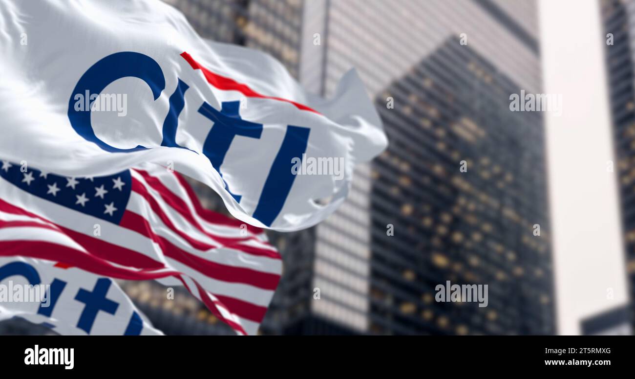 New York, USA, 3. November 2023: Citi und amerikanische Flaggen winken im Wind in einem Finanzviertel. Citi ist ein internationales Finanzdienstleistungsinstitut Stockfoto