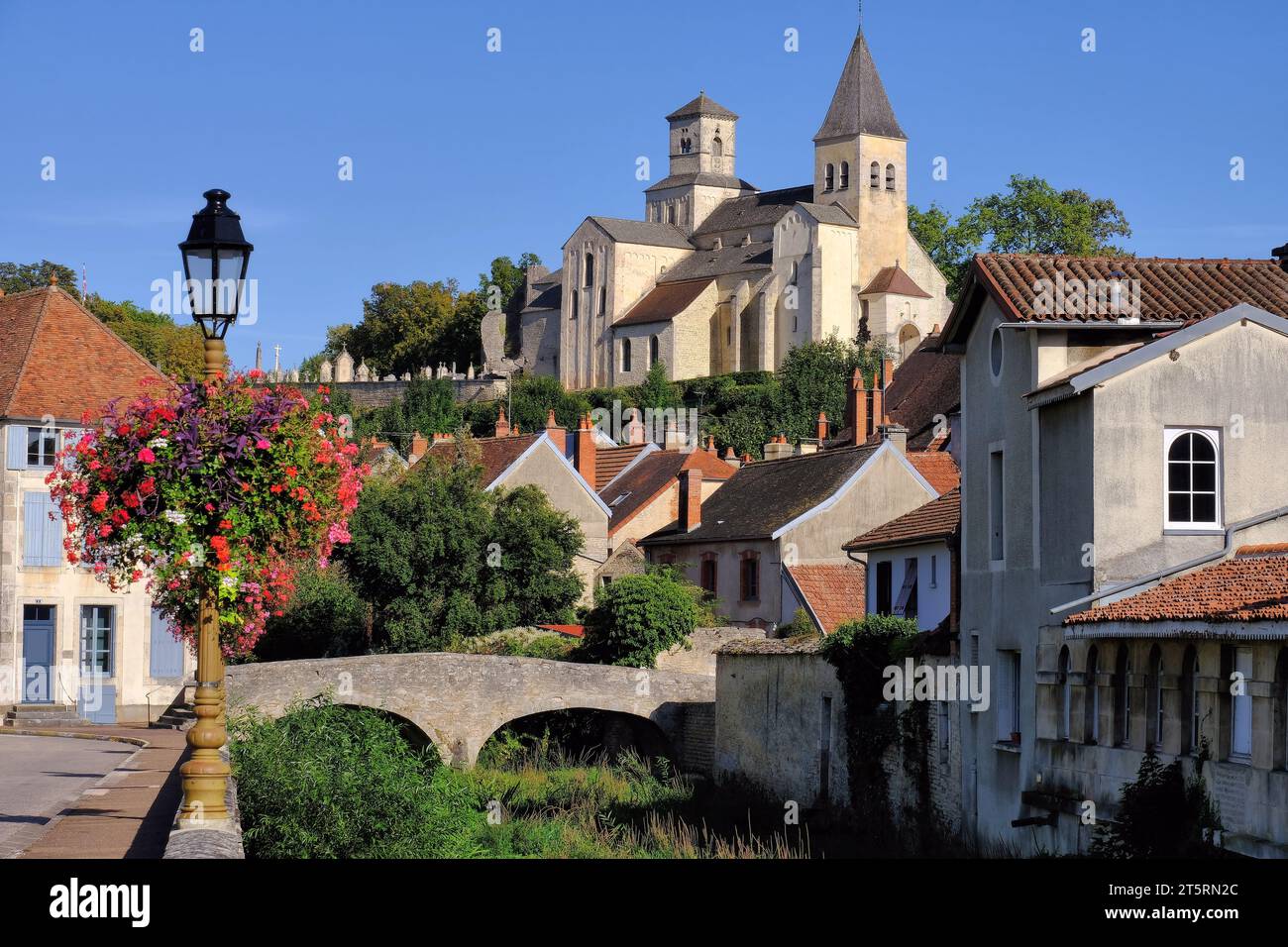 Chatillon sur seine: Eglise (Kirche) Saint Vorles und Pont (Brücke) du perthuis au Loup in Chatillon sur seine, Burgund, Frankreich Stockfoto