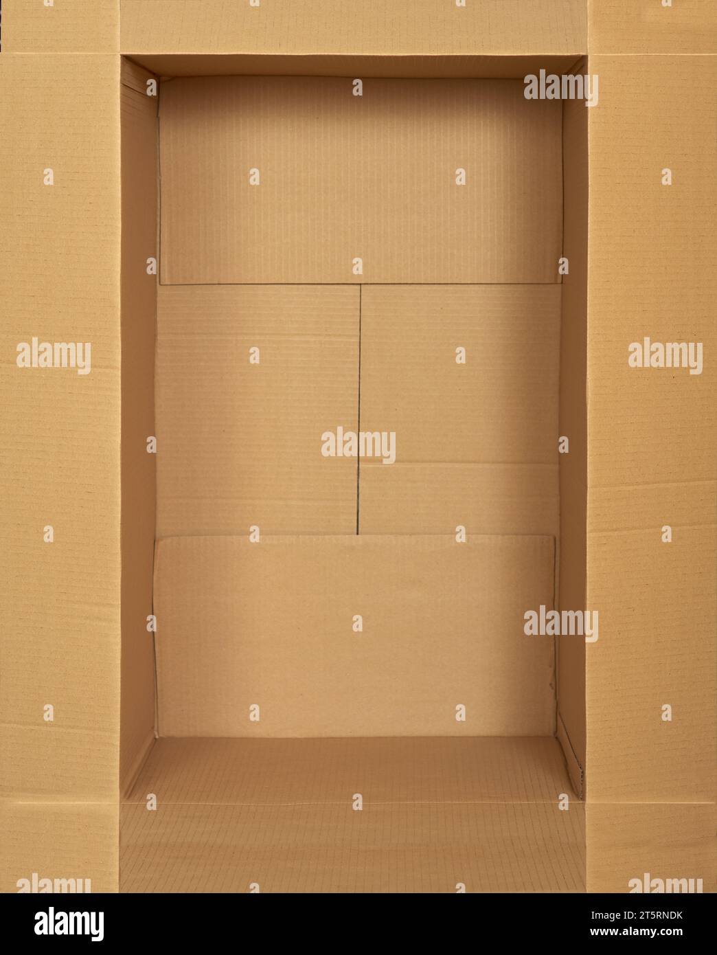 Pappkarton auf Kartonhintergrund reinigen. Modell oder Vorlage mit Platz für Ihren Text. Kurierversand, Verkauf oder Lieferung. Paket packen, Paket Stockfoto