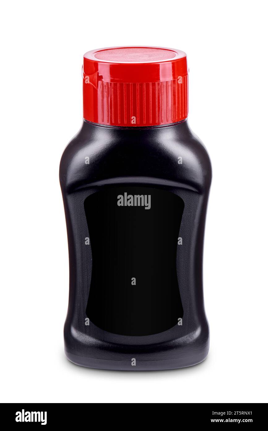 Schwarze Sauceflasche mit rotem Klappverschluss und schwarzem Etikett auf weißem Hintergrund. Modell für Produktdesign Stockfoto