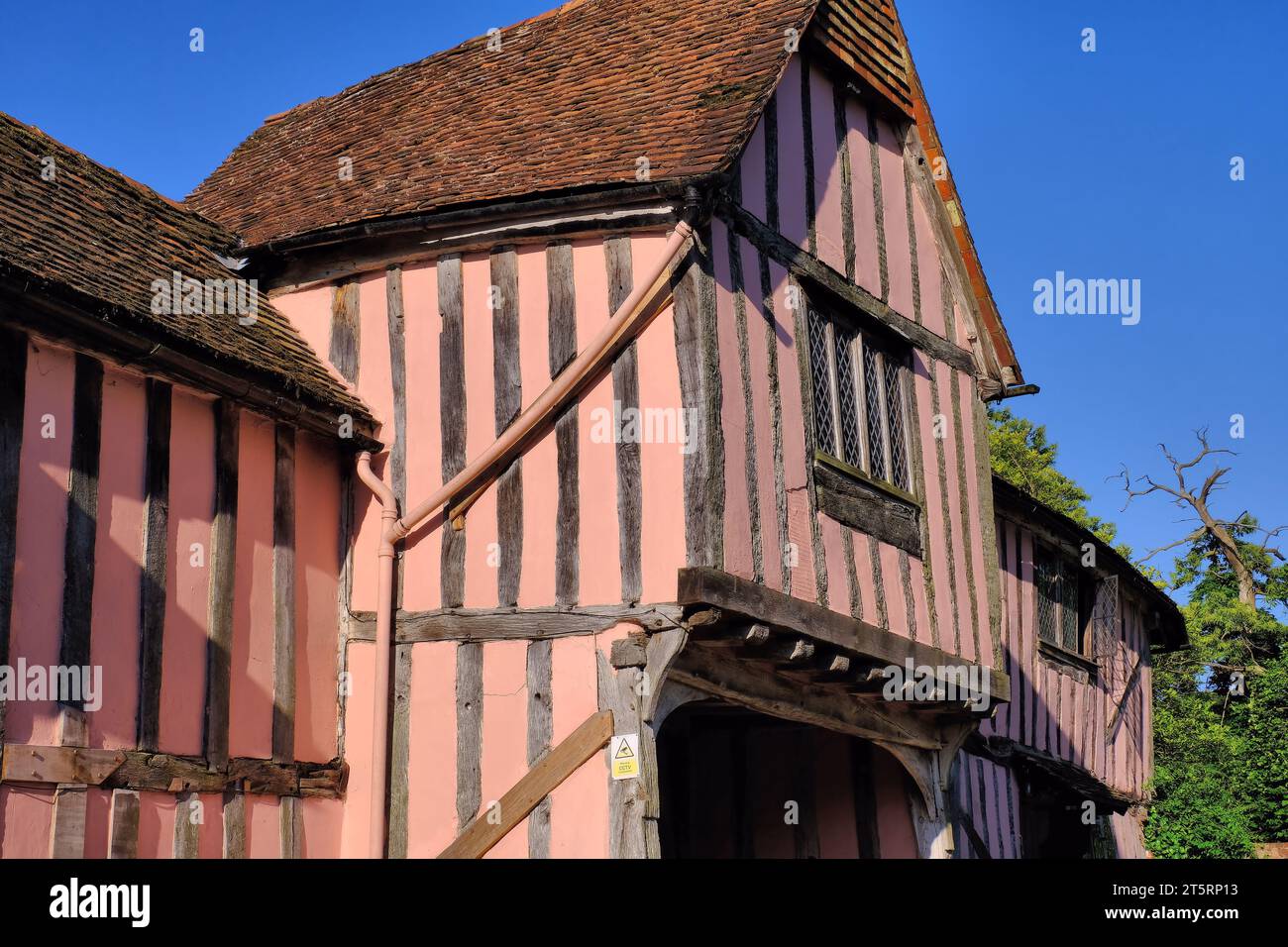 Dedham: Farbenfrohes Master Weavers House, Fachwerkgebäude Southfields, kurz nach Sonnenaufgang in The Drift, Dedham, Essex, England, Großbritannien Stockfoto