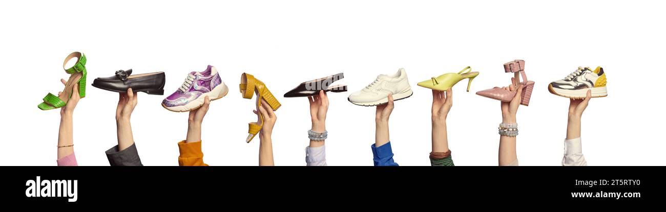 Zahlreiche Hände halten stilvolle trendige Schuhe, isoliert auf weißem Hintergrund mit Kopierraum. Banner für den Website-Header. Verkaufsmarke für Schuhe Stockfoto