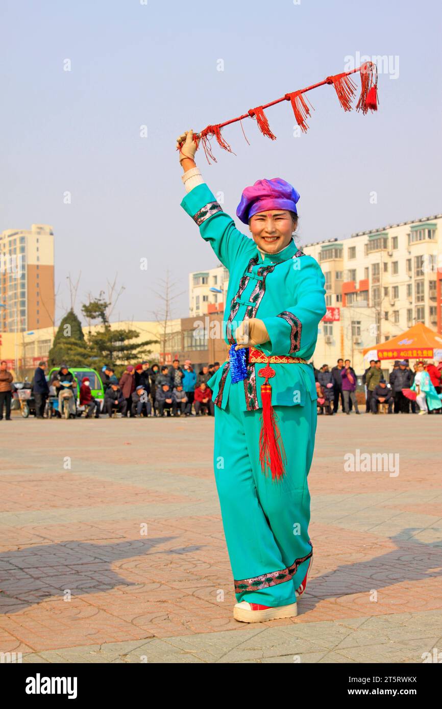 LUANNAN COUNTY - 6. MÄRZ: Traditionelle chinesische Yangko-Tanzvorführungen auf dem Platz, am 6. märz 2015, Luannan County, Provinz Hebei, China Stockfoto