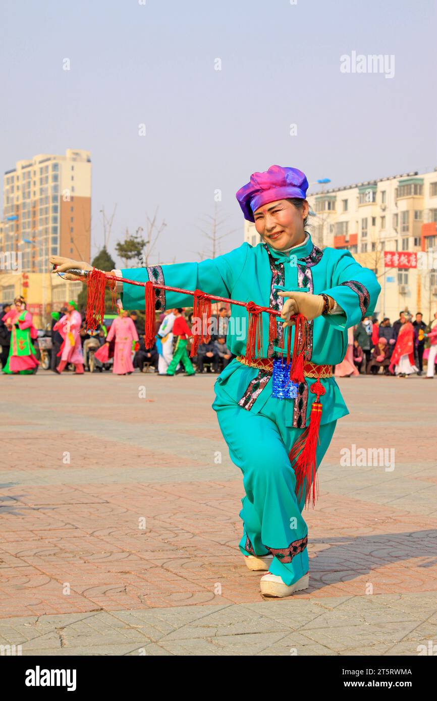 LUANNAN COUNTY - 6. MÄRZ: Traditionelle chinesische Yangko-Tanzvorführungen auf dem Platz, am 6. märz 2015, Luannan County, Provinz Hebei, China Stockfoto