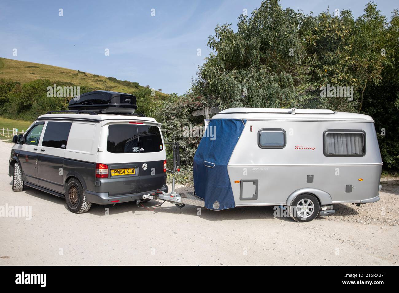 Volkswagon VW Transporter Wohnmobil-Wohnmobil schleppt Eriba Touring 320 GT Caravan und fährt zurück auf den Parkplatz in Lulworth Cove, Dorset, England, UK Stockfoto