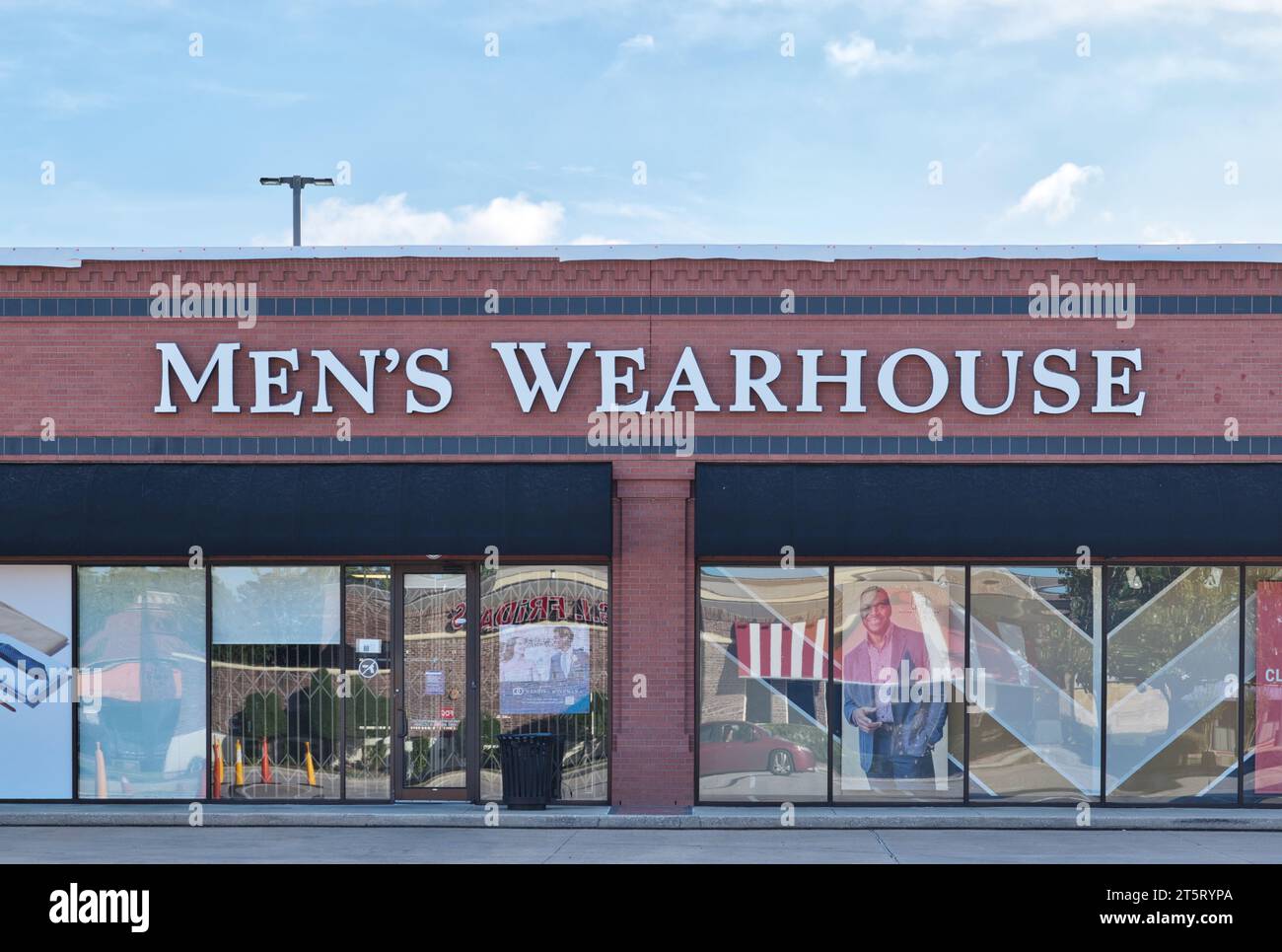 Houston, Texas, USA 09-24-2023: Außenansicht der Business-Storefront für Herren in Houston, Texas. Tailored Brands, Inc. Ist ihre Holdinggesellschaft in den USA. Stockfoto