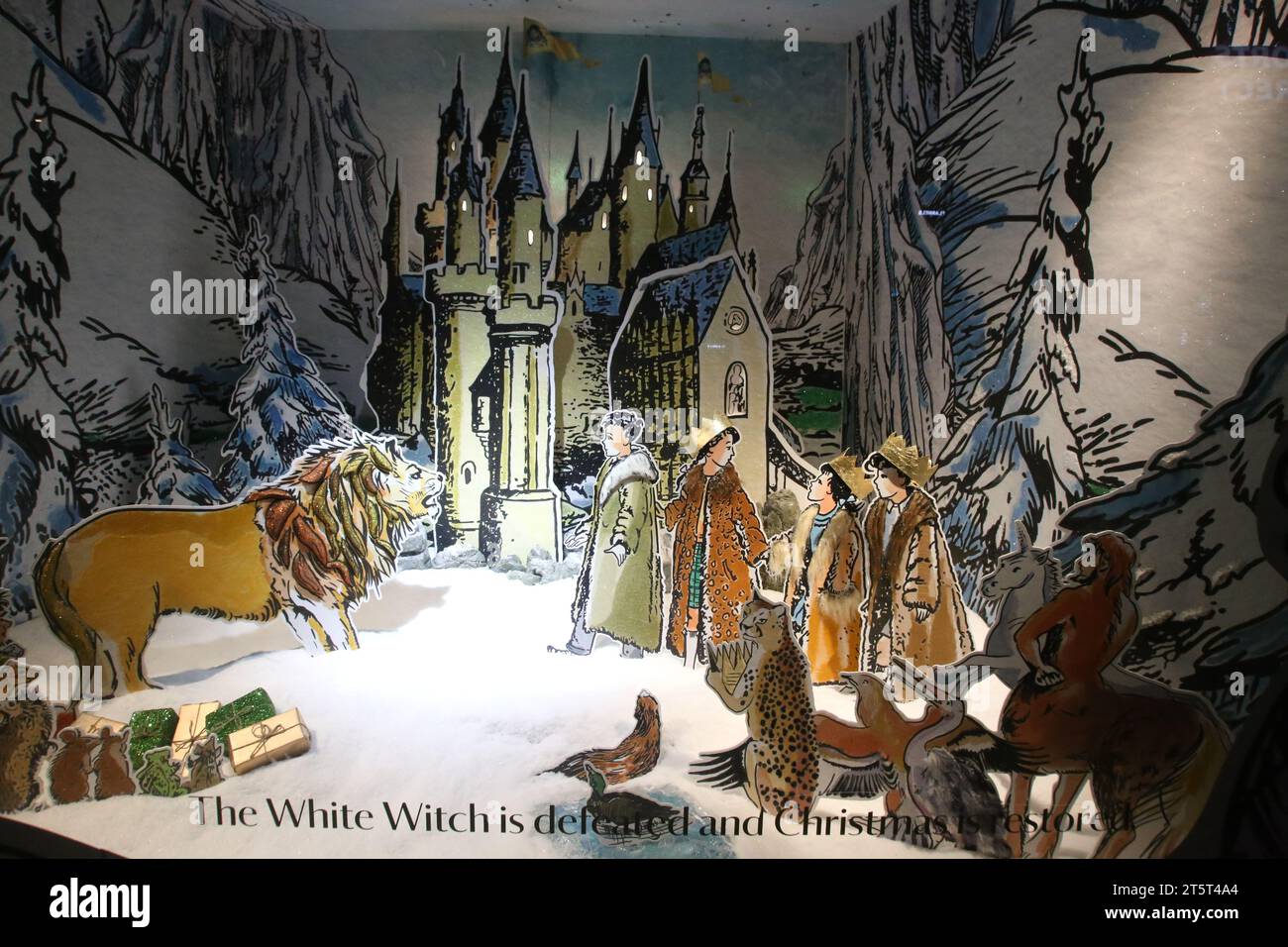 Newcastle upon Tyne, Großbritannien, 6. November 2023, Fenwick Christmas Window Revealed as the Lion, the Witch and the Gardrobe, Roman von C. S. Lewis in der Northumberland Street, Newcastle upon Tyne, UK, 6. November 2023, Quelle: DEW/Alamy Live News Stockfoto