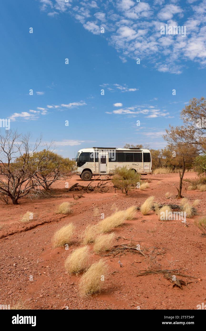 Touristenmobil im australischen Outback in der Nähe des Mt. Augustus, Western Australia, Australien Stockfoto