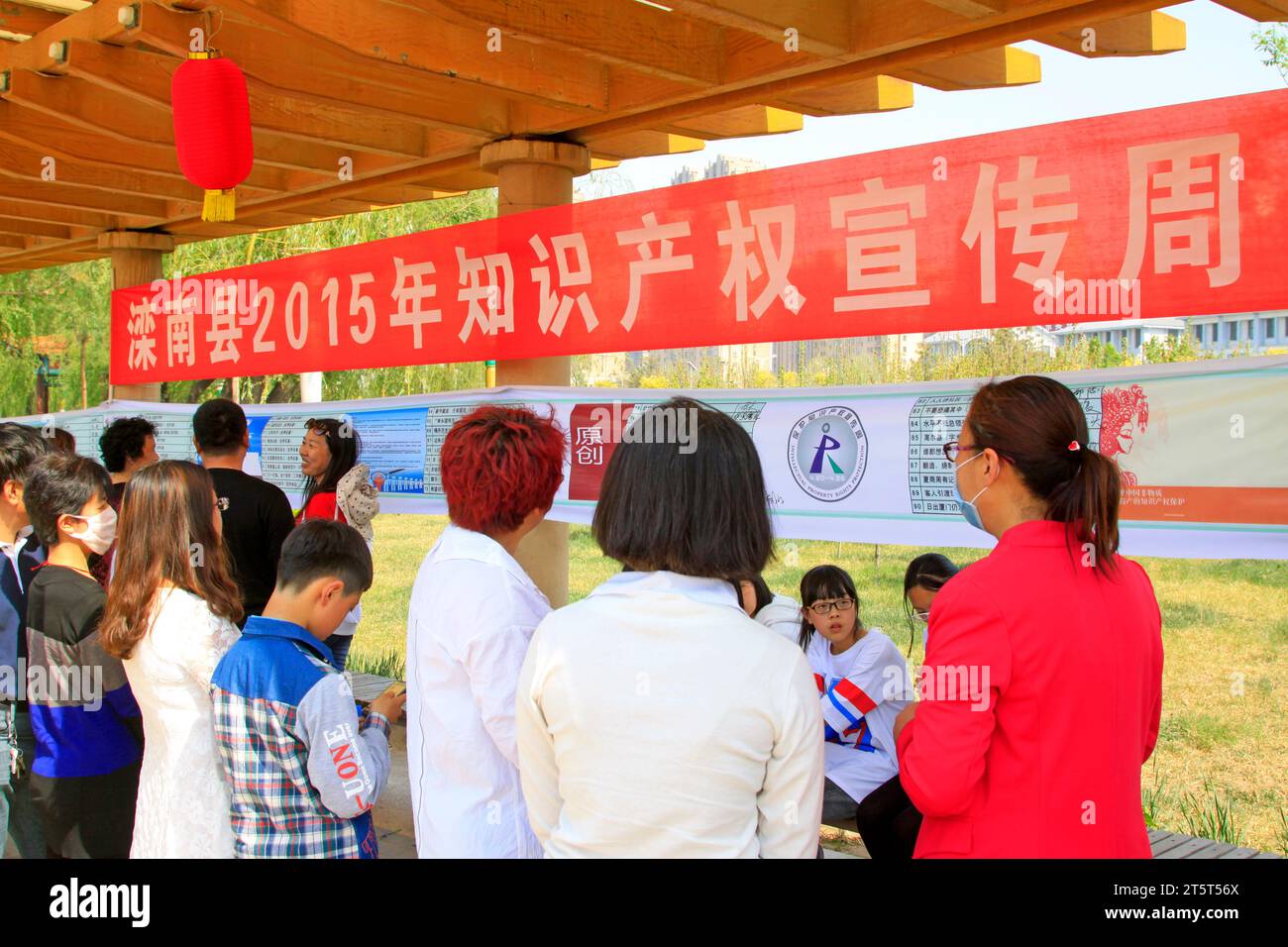Luannan - 26. April: Menschen am Schauplatz der Kampagne für Rechte des geistigen Eigentums, am 26. April 2015, Luannan County, Provinz hebei, China Stockfoto
