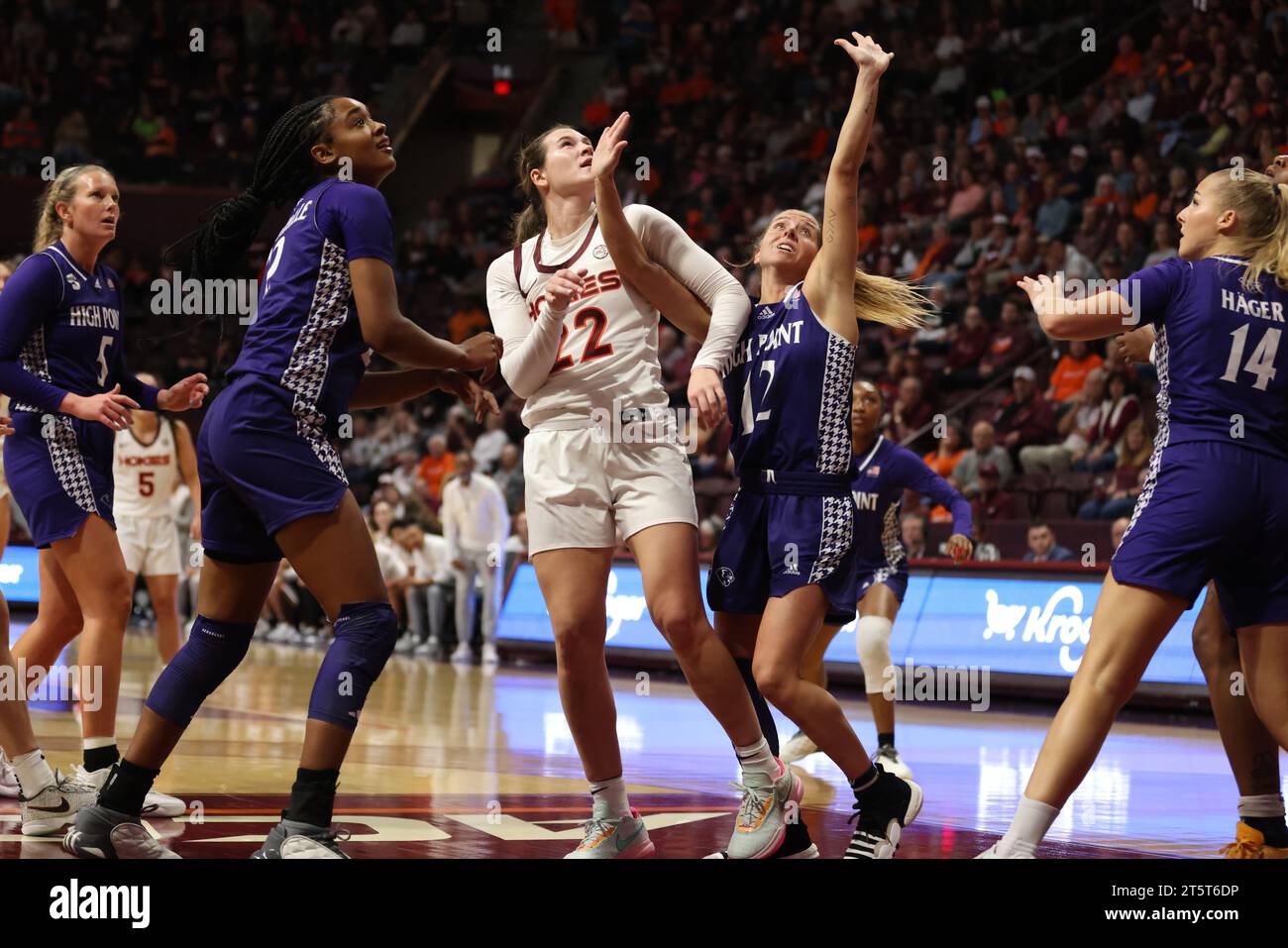 Blacksburg, Virginia, USA. November 2023. Cayla King (22) wird von Lauren Bevis (12) während des NCAA Women's Basketball-Spiels zwischen den High Point Panthers und den Virginia Tech Hokies im Cassell Coliseum in Blacksburg, Virginia, angegriffen. Greg Atkins/CSM/Alamy Live News Stockfoto