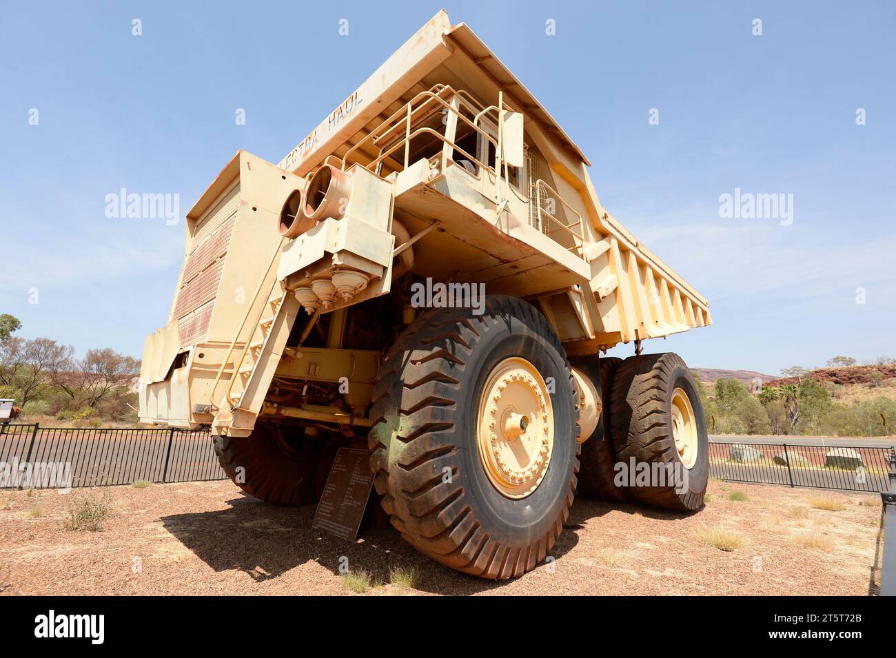 Ein riesiger Mark 36 Lectra Transportwagen, der in Tom Price, einer Bergbaustadt in Pilbara, Western Australia, ausgestellt wird Stockfoto