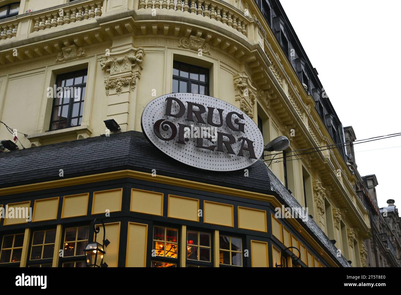 Restaurant-Schild „Drug Opera“ – Brüssel Belgien – 23. Oktober 2023 Stockfoto