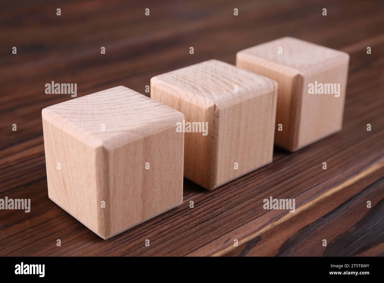 Würfel mit der Abkürzung ISO auf Holztisch, Großansicht Stockfoto