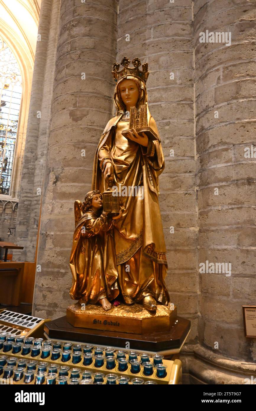 Statue des Heiligen Gudula in der Kathedrale von St. Michael und St. Gudula (Cathédrale des Saints Michel et Gudule) – Brüssel Belgien – 23. Oktober 202 Stockfoto