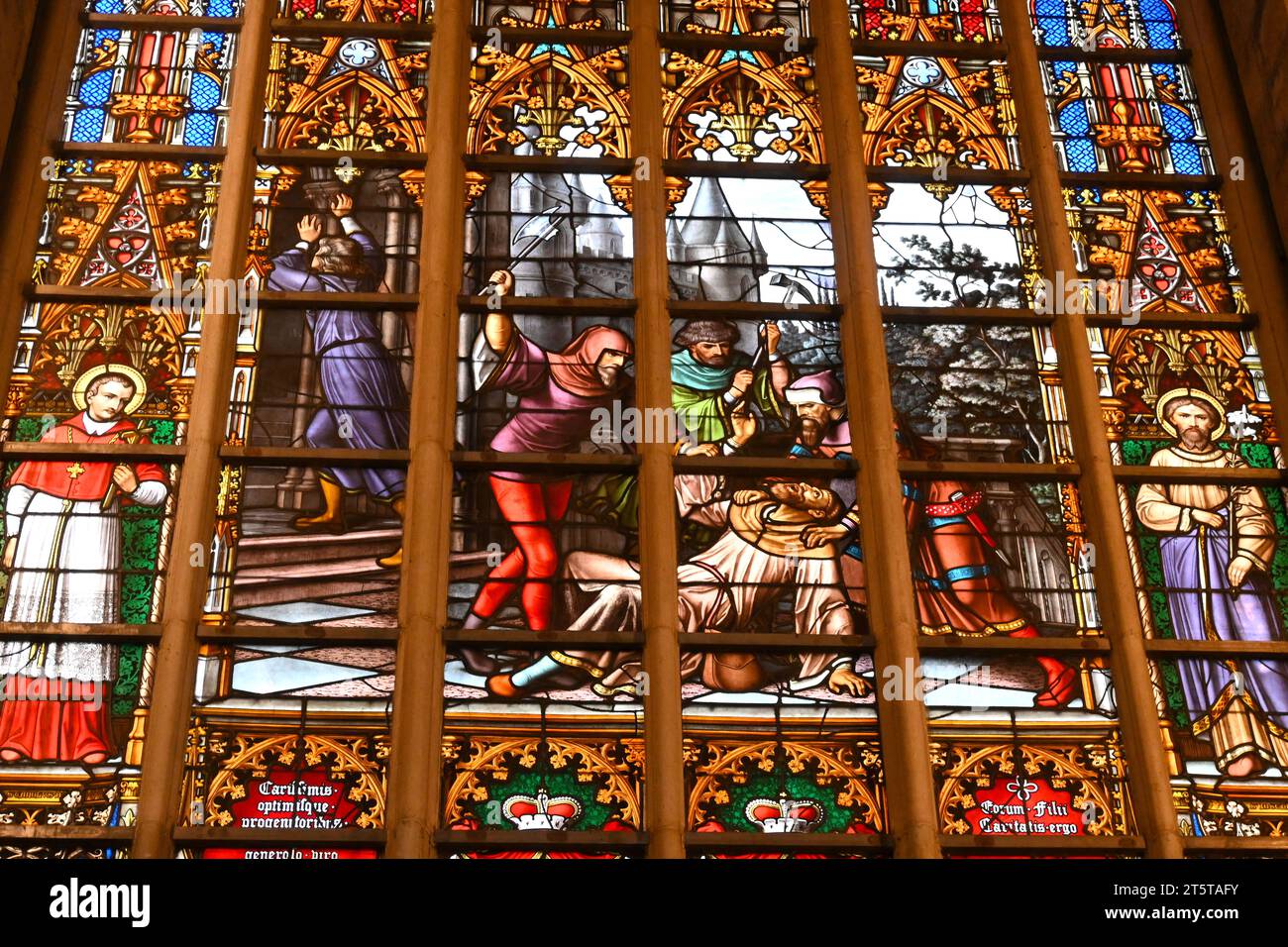Nahaufnahme eines Buntglasfensters in der Kathedrale St. Michael und St. Gudula (Cathédrale des Saints Michel et Gudule) – Brüssel Belgien Stockfoto