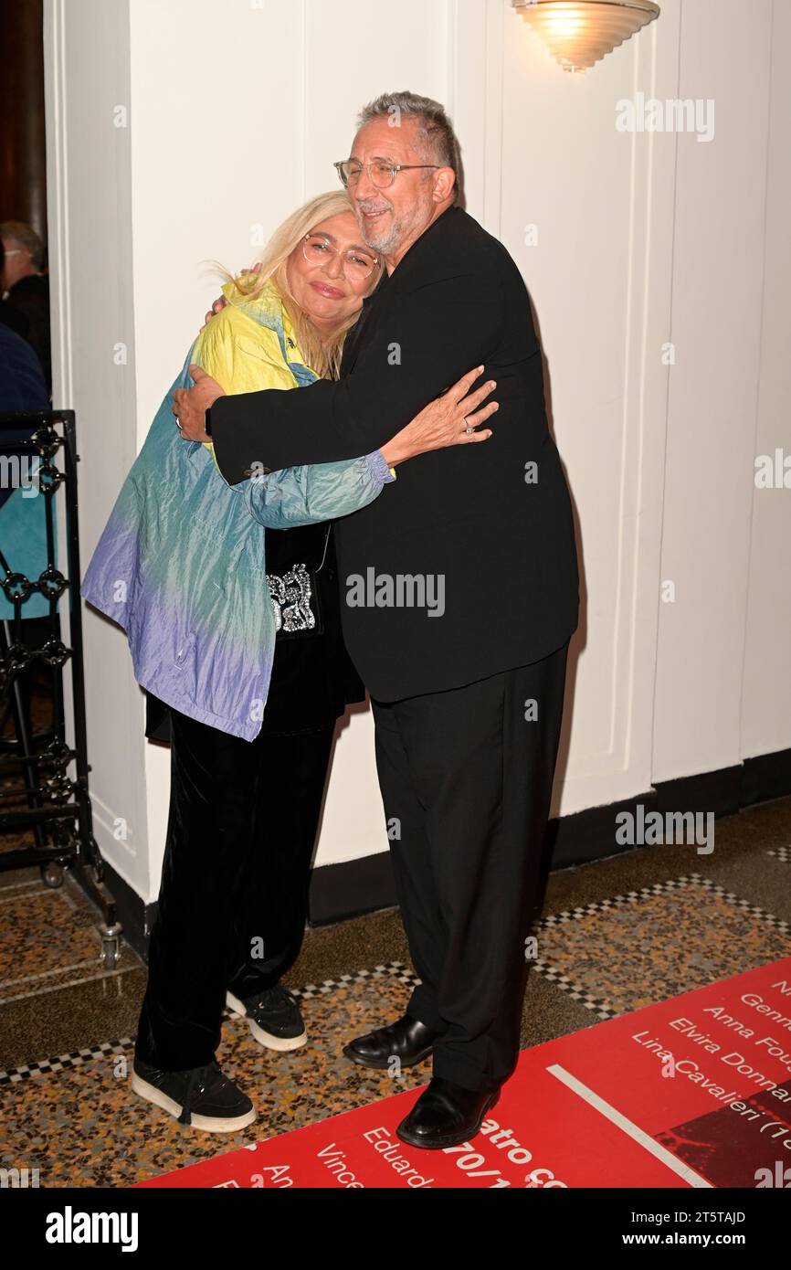 Rom, Italien. November 2023. Mara Venier (l) und Lucio Presta (r) nehmen an der Buchpräsentation " in fin dei conti" von Angelo melloni am Teatro Sala Umberto Teil. Quelle: SOPA Images Limited/Alamy Live News Stockfoto