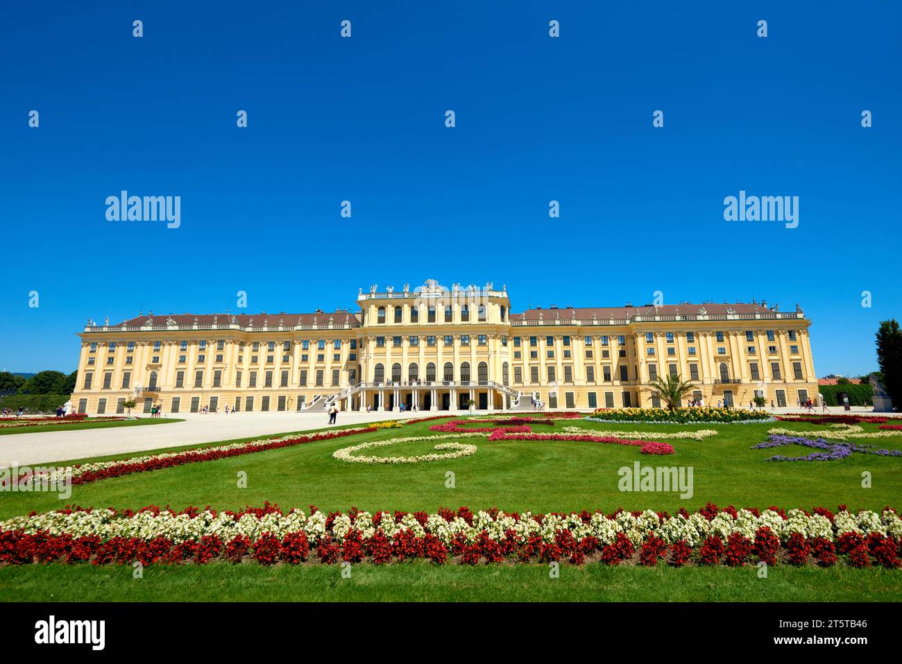 Wien, Österreich - 15. Juli 2023: Schloss Schönbrunn. Wunderschöner Blick auf die ehemalige kaiserliche Sommerresidenz. Die herausragende architektonische Struktur des Stockfoto