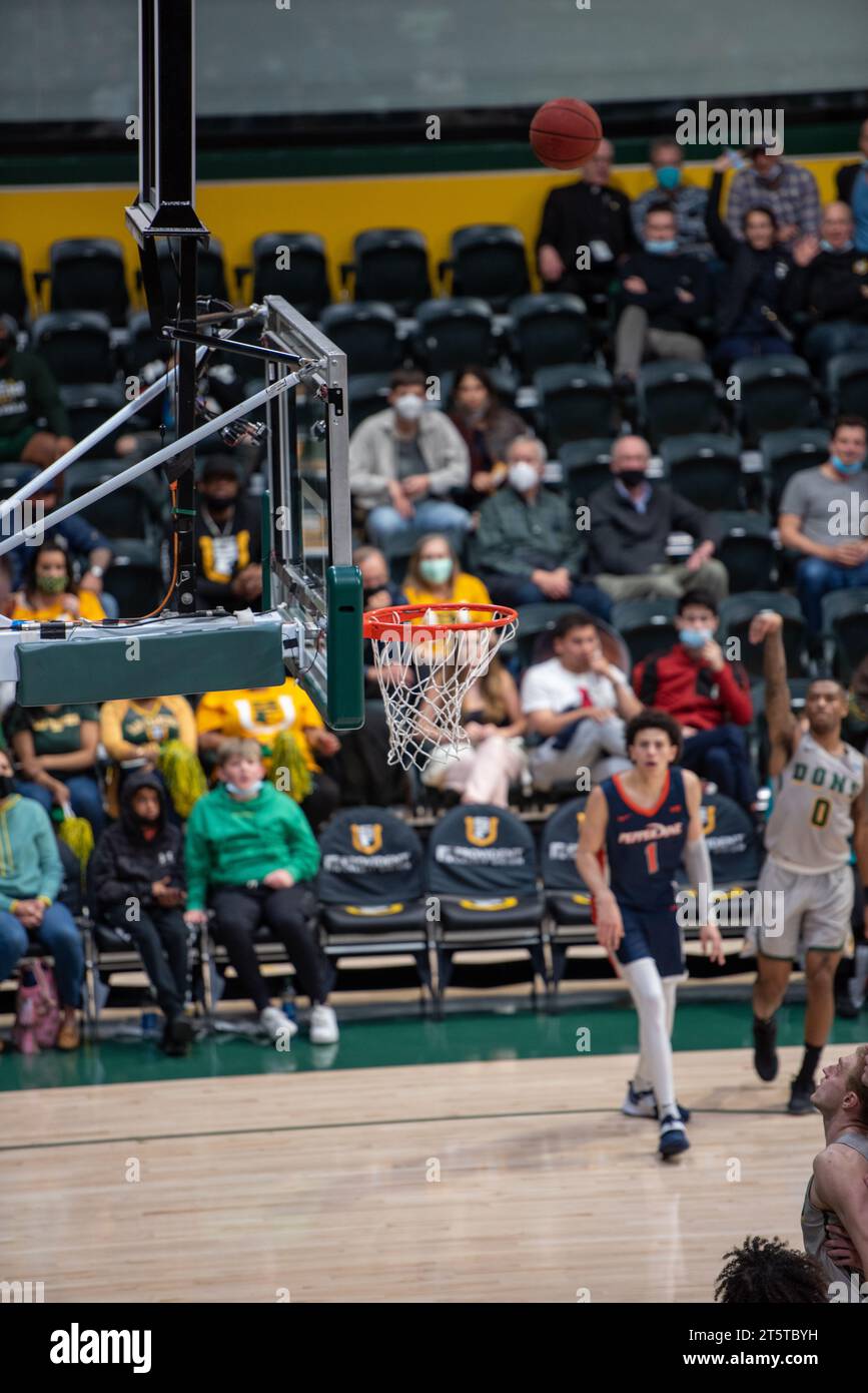 College-Basketball-Spieler schießen einen geschossenen Schuss Stockfoto