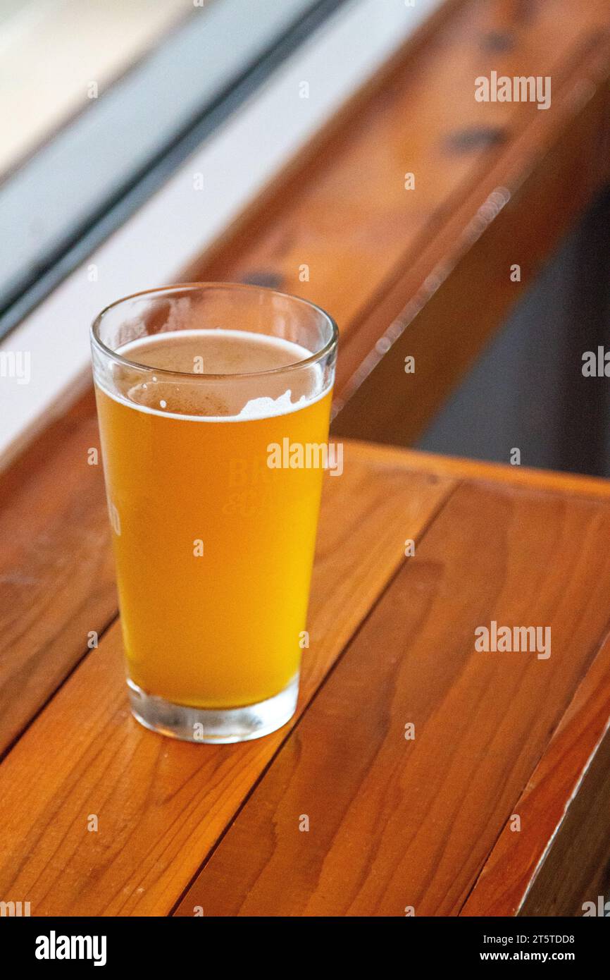 Weizenbier an der Bar zum Verzehr bereit Stockfoto