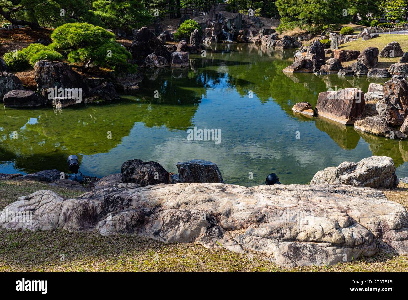 Der Ninomaru-Garten auf der Burg Nijo wurde vermutlich von 1602 bis 1606 erbaut, als der Ninomaru-Palast gebaut wurde Stockfoto