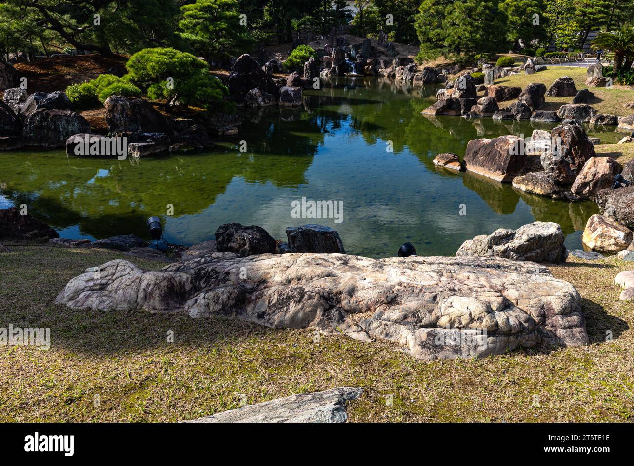 Der Ninomaru-Garten auf der Burg Nijo wurde vermutlich von 1602 bis 1606 erbaut, als der Ninomaru-Palast gebaut wurde Stockfoto