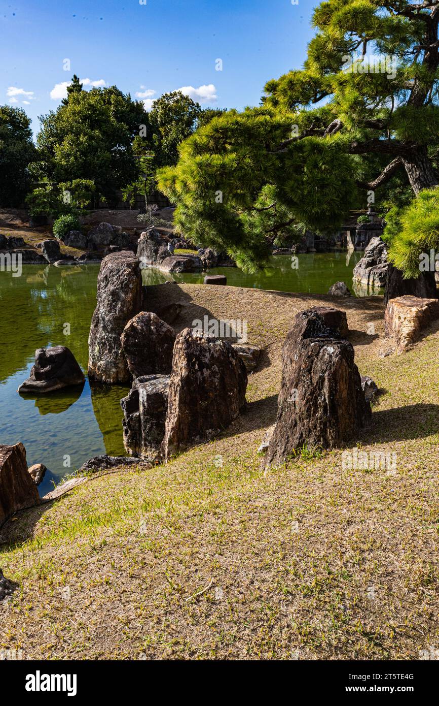 Der Ninomaru-Garten auf der Burg Nijo wurde vermutlich von 1602 bis 1606 erbaut, als der Ninomaru-Palast gebaut wurde Stockfoto