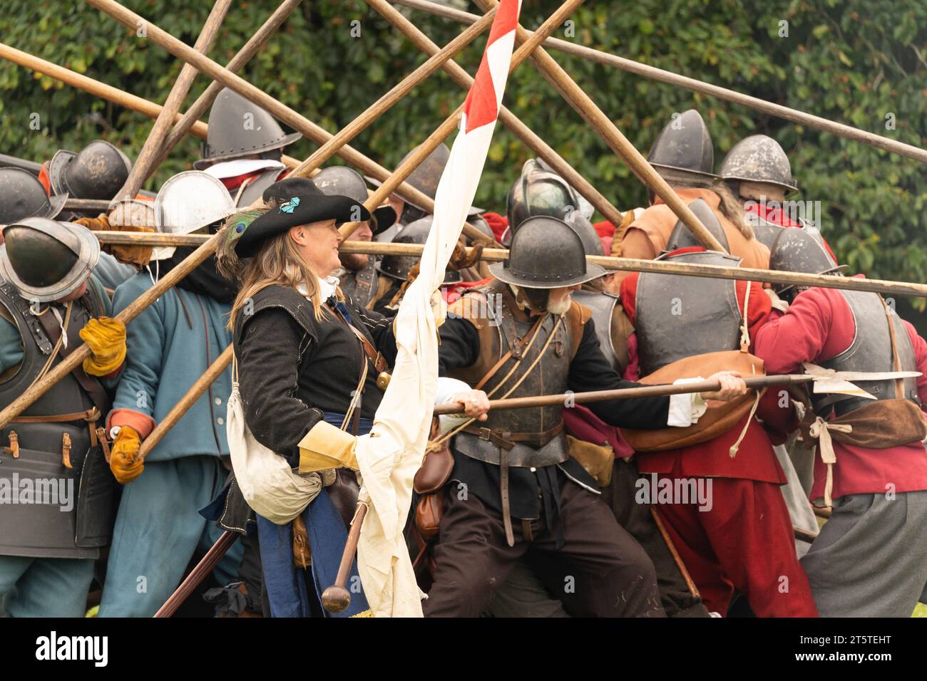 Hechte drücken, wo sich zwei gegenüberliegende Kolonnen von Pikemen treffen und in Position bleiben. Englischer Bürgerkrieg, Belagerung of Basing House 16.09.23 Stockfoto