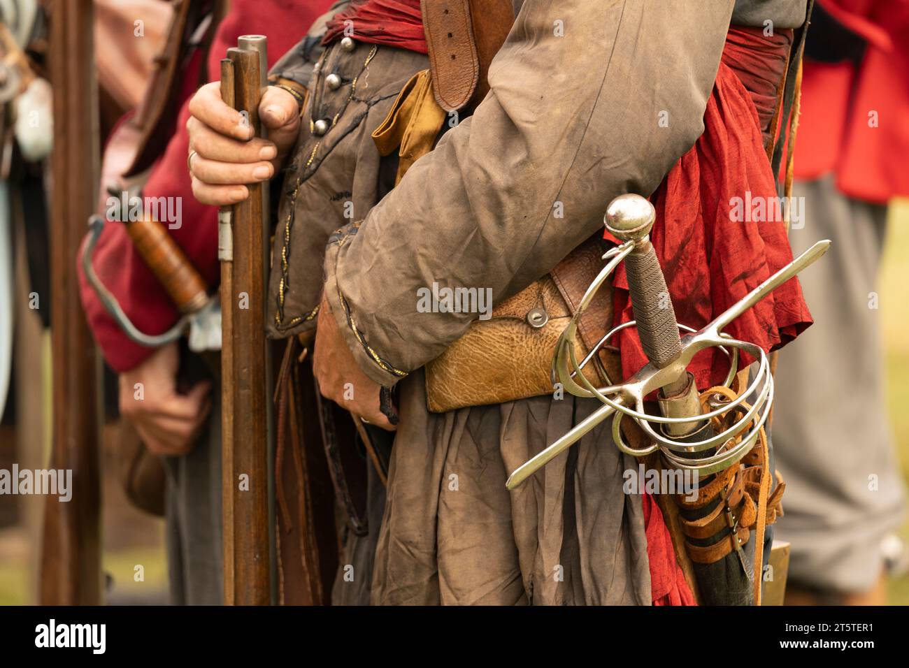 Nahaufnahme eines Musketierers mit Schwert und rotem Schärpe, der zeigt, dass er royalistische Infanterie war. Englischer Bürgerkrieg - die Belagerung des Basing House 16.09.23 Stockfoto