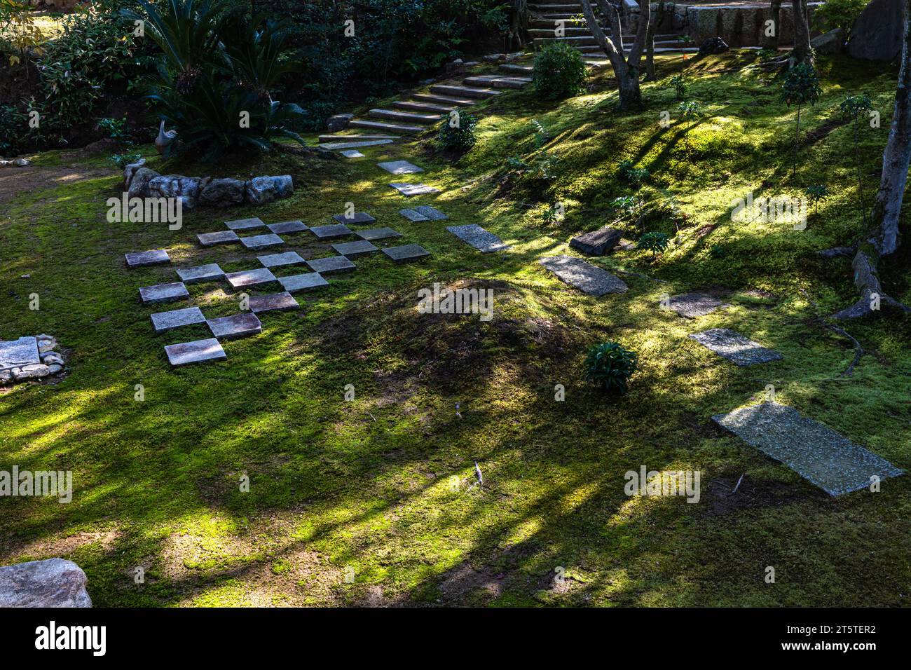 Shogaku-an: Der Hauptgarten Haimen liegt gegenüber der Haupthalle. Es handelt sich um einen trockenen Landschaftsgarten mit Stufensteinen und Steinlaternen, die im Moos angeordnet sind. Sh Stockfoto