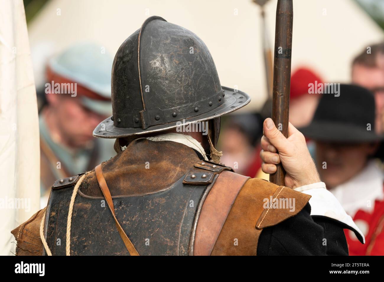 Pikeman-Infanterie mit Stahlhelm und Rückenplatte über einem straffen Mantel - die Belagerung von Basing House, aus dem englischen Bürgerkrieg. ECWS 16.09.23 Stockfoto