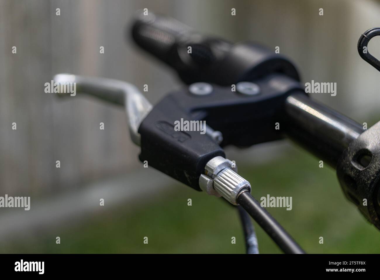 Fahrradbremsgriff – Nahaufnahme des schwarzen Griffs und des Kabels am Fahrrad Stockfoto