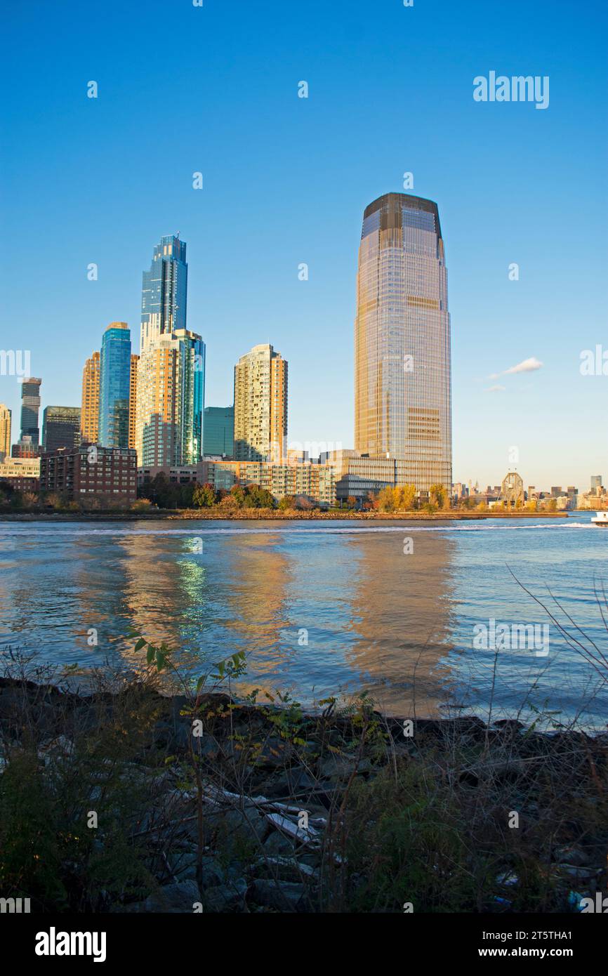 Vertikaler Blick auf die Skyline von Jersey City vom Liberty State Park aus gesehen Stockfoto