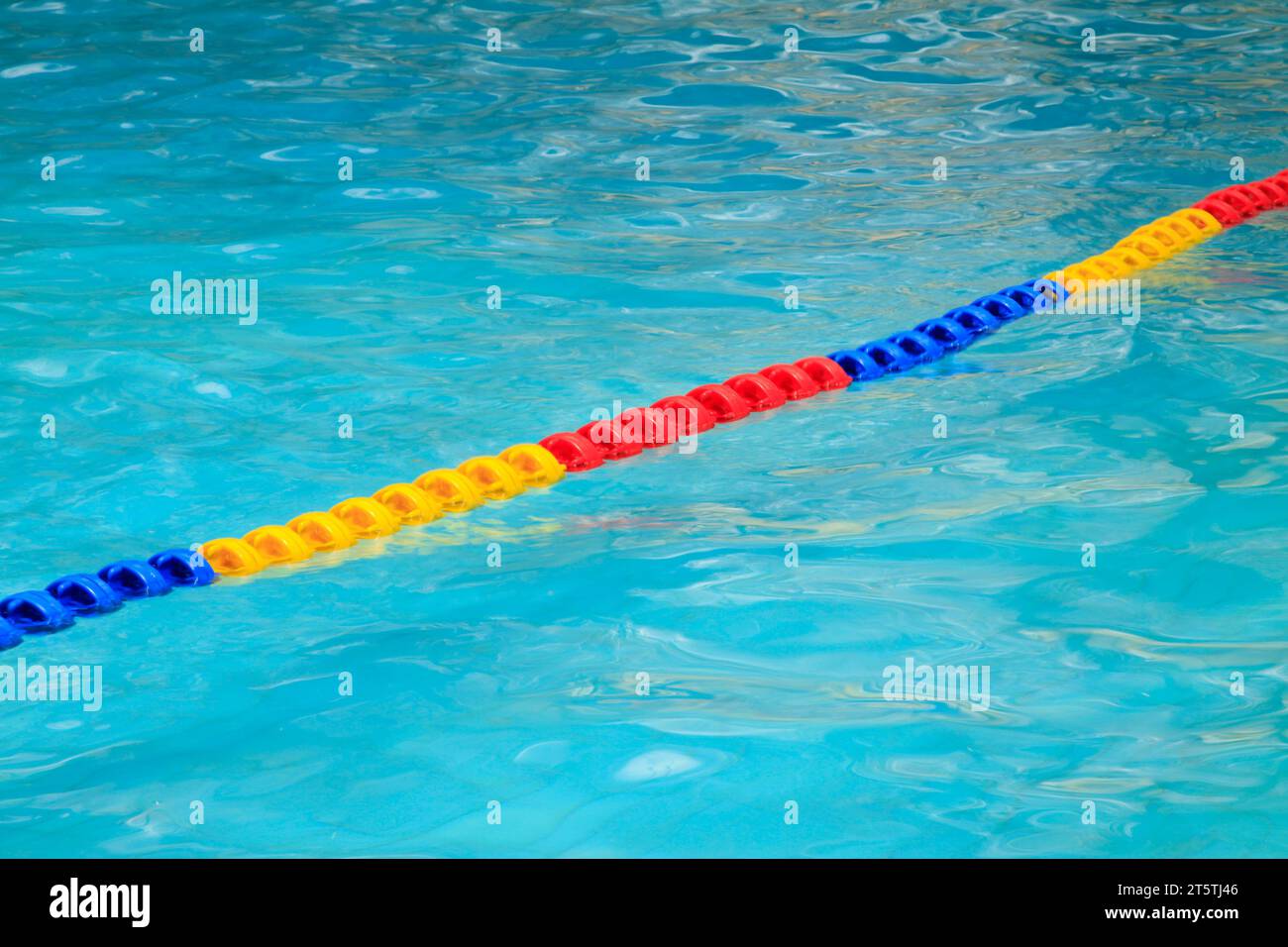 Färben Sie Kunststofflinien im Wasser Stockfoto