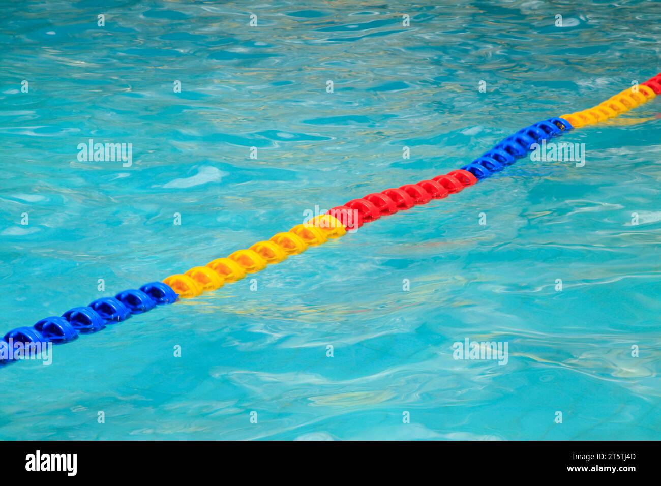 Färben Sie Kunststofflinien im Wasser Stockfoto