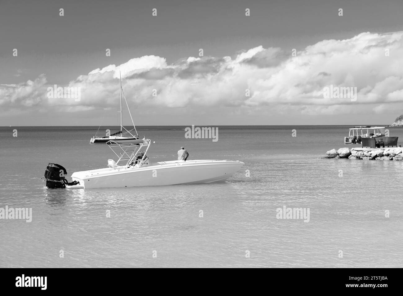 Foto des Sommerurlaubs und der Yachttour am Strand. Sommerferien Yachtfahren. Stockfoto