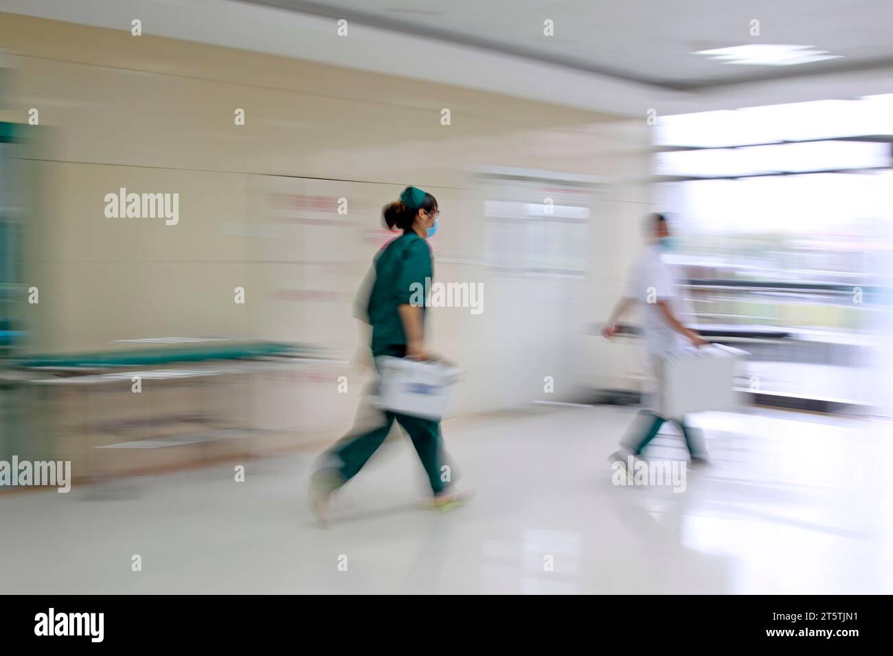 Mitarbeiter des Gesundheitswesens eilten an der Notfallbehandlungshalle vorbei, Nahaufnahme des Fotos Stockfoto