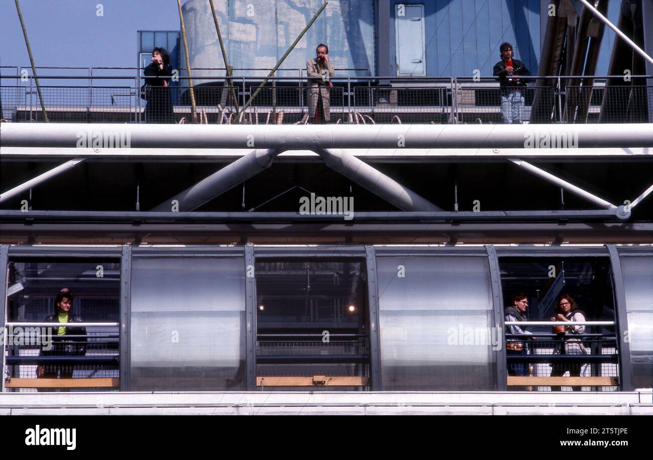 Menschen auf Aussichtsplattformen im Centre Pompidou in Paris, Frankreich Stockfoto