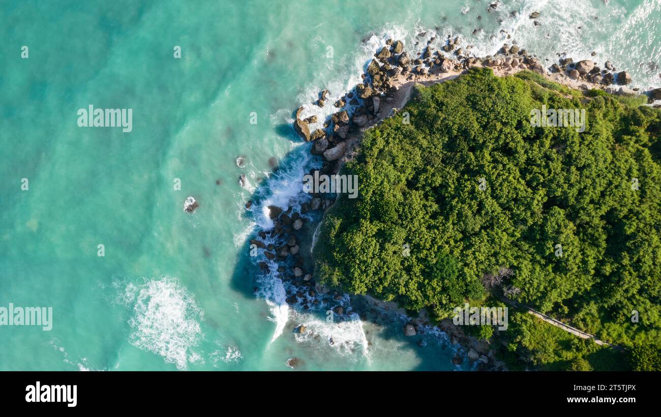 Karibische Stranddrohnen in der Dominikanischen Republik 2023 erleben Sie die atemberaubende Schönheit von Barahona, Dominikanische Republik, von einer Drohne erfasst Stockfoto