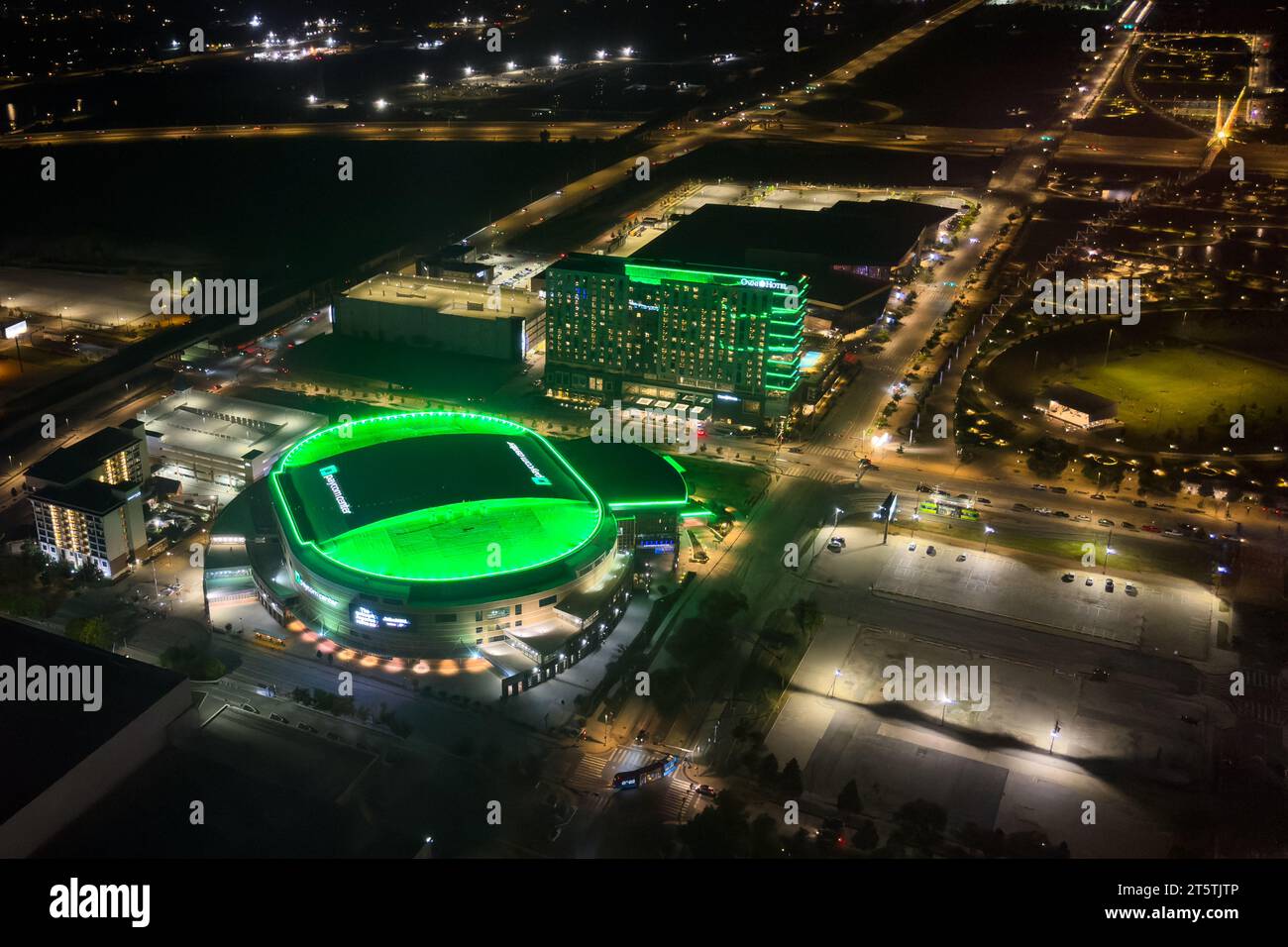 Oklahoma City, USA - 25. Oktober 2023: Nächtlicher Blick auf die wunderschöne Innenstadt, Oklahoma City Paycom Center. Stockfoto